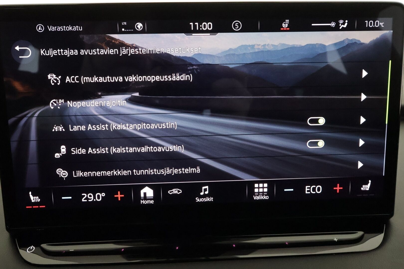 SKODA ENYAQ 2022 IV 80 X Sportline * ACC / HUD / 360° / Muistipenkit / ILP / Matrix LED / Koukku / Sporttipenkit * - Hierova kuljettajan istuin / Kahdet renkaat aluvanteilla / Merkkihuollettu / Huippuvarusteet!