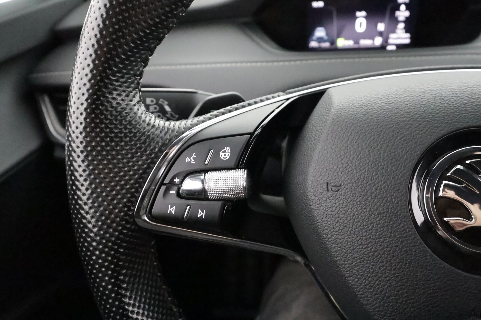 SKODA ENYAQ 2022 IV 80 X Sportline * ACC / HUD / 360° / Muistipenkit / ILP / Matrix LED / Koukku / Sporttipenkit * - Hierova kuljettajan istuin / Kahdet renkaat aluvanteilla / Merkkihuollettu / Huippuvarusteet!