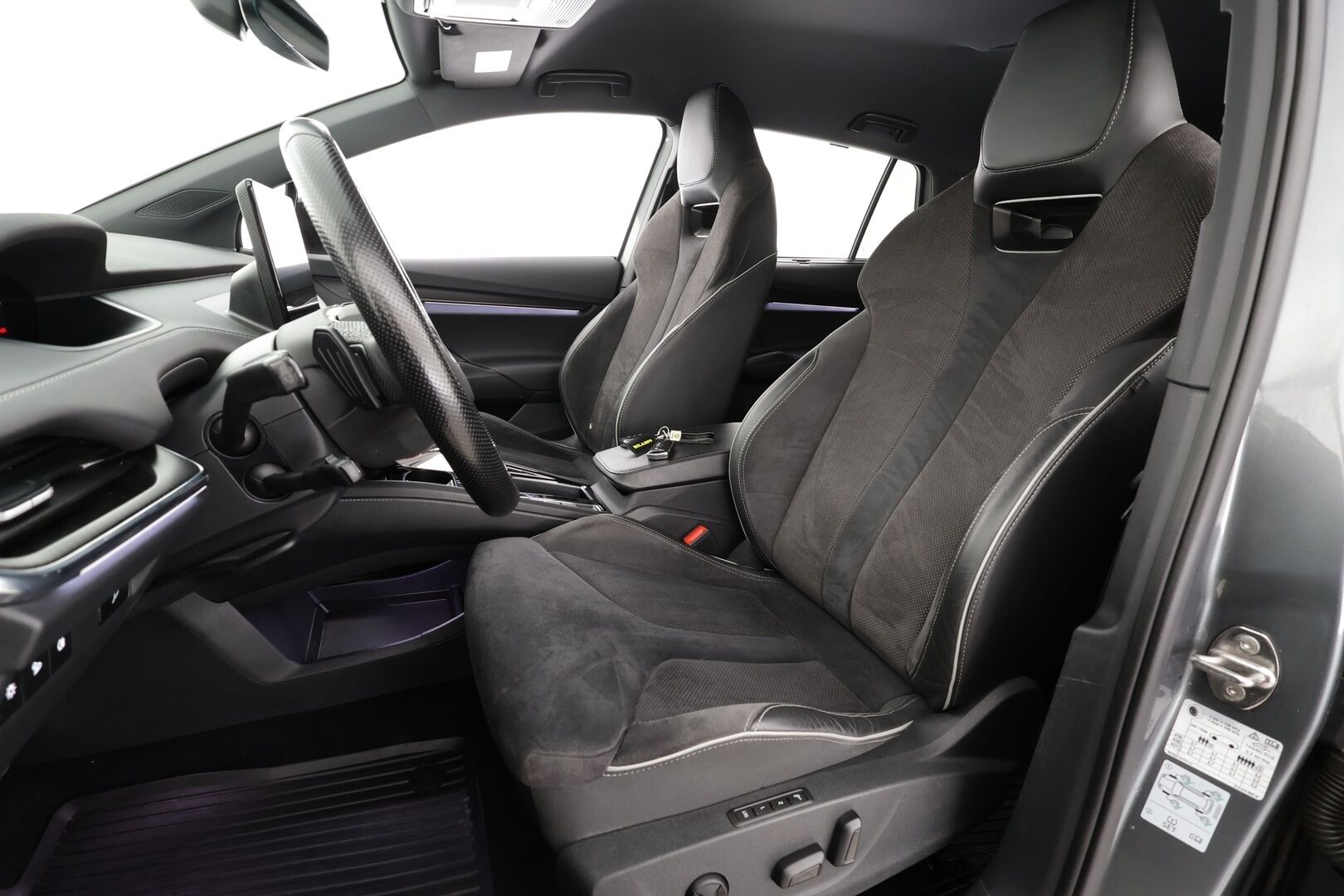 SKODA ENYAQ 2022 IV 80 X Sportline * ACC / HUD / 360° / Muistipenkit / ILP / Matrix LED / Koukku / Sporttipenkit * - Hierova kuljettajan istuin / Kahdet renkaat aluvanteilla / Merkkihuollettu / Huippuvarusteet!