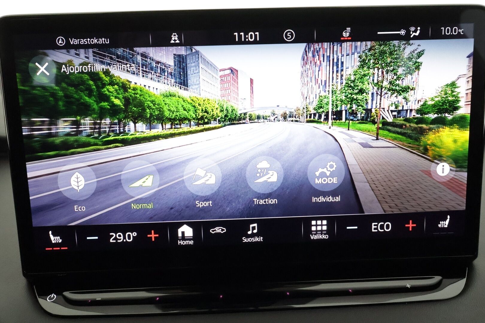 SKODA ENYAQ 2022 IV 80 X Sportline * ACC / HUD / 360° / Muistipenkit / ILP / Matrix LED / Koukku / Sporttipenkit * - Hierova kuljettajan istuin / Kahdet renkaat aluvanteilla / Merkkihuollettu / Huippuvarusteet!