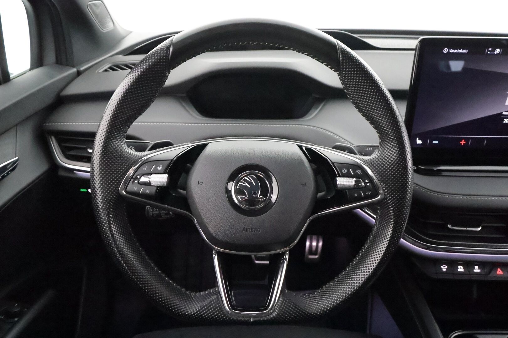 SKODA ENYAQ 2022 IV 80 X Sportline * ACC / HUD / 360° / Muistipenkit / ILP / Matrix LED / Koukku / Sporttipenkit * - Hierova kuljettajan istuin / Kahdet renkaat aluvanteilla / Merkkihuollettu / Huippuvarusteet!