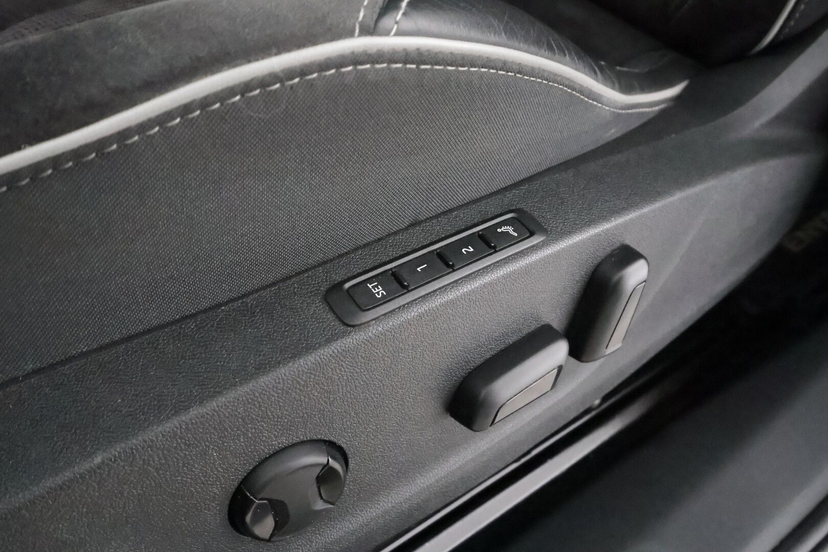 SKODA ENYAQ 2022 IV 80 X Sportline * ACC / HUD / 360° / Muistipenkit / ILP / Matrix LED / Koukku / Sporttipenkit * - Hierova kuljettajan istuin / Kahdet renkaat aluvanteilla / Merkkihuollettu / Huippuvarusteet!