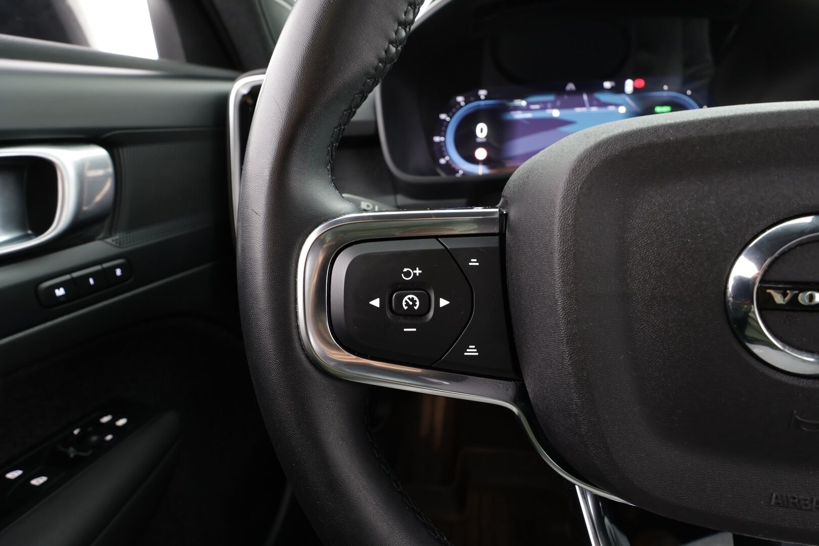 Volvo XC40 2023 Recharge Twin Business Plus aut * Koukku / ILP / ACC / LED / P.Kamera / Sportpenkki Muistilla /  Navi / Keyless * - 2x Latauskaapelit / Merkkihuollettu!