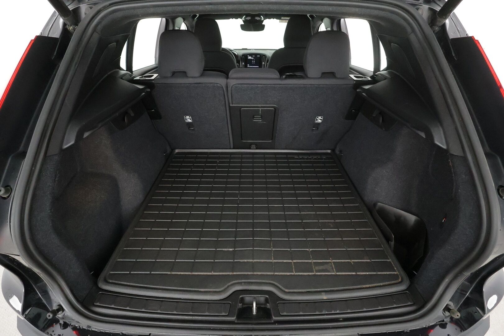 Volvo XC40 2023 Recharge Twin Business Plus aut * Koukku / ILP / ACC / LED / P.Kamera / Sportpenkki Muistilla /  Navi / Keyless * - 2x Latauskaapelit / Merkkihuollettu!