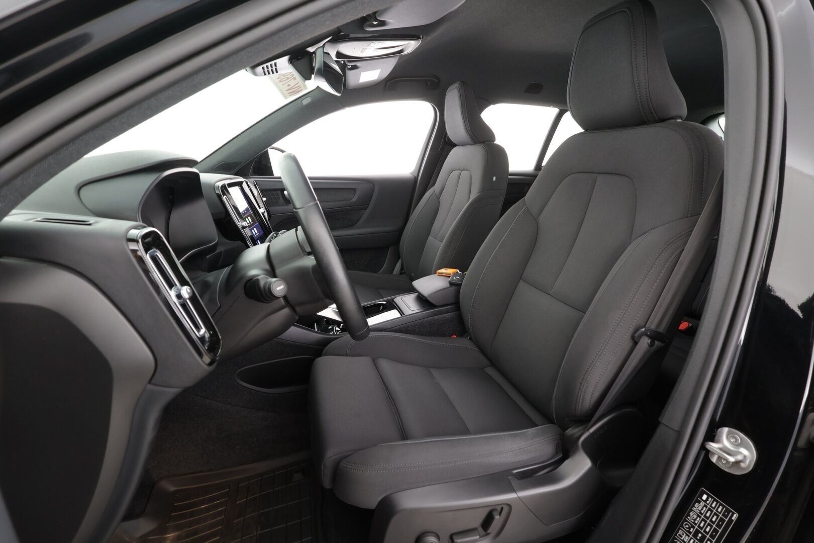 Volvo XC40 2023 Recharge Twin Business Plus aut * Koukku / ILP / ACC / LED / P.Kamera / Sportpenkki Muistilla /  Navi / Keyless * - 2x Latauskaapelit / Merkkihuollettu!