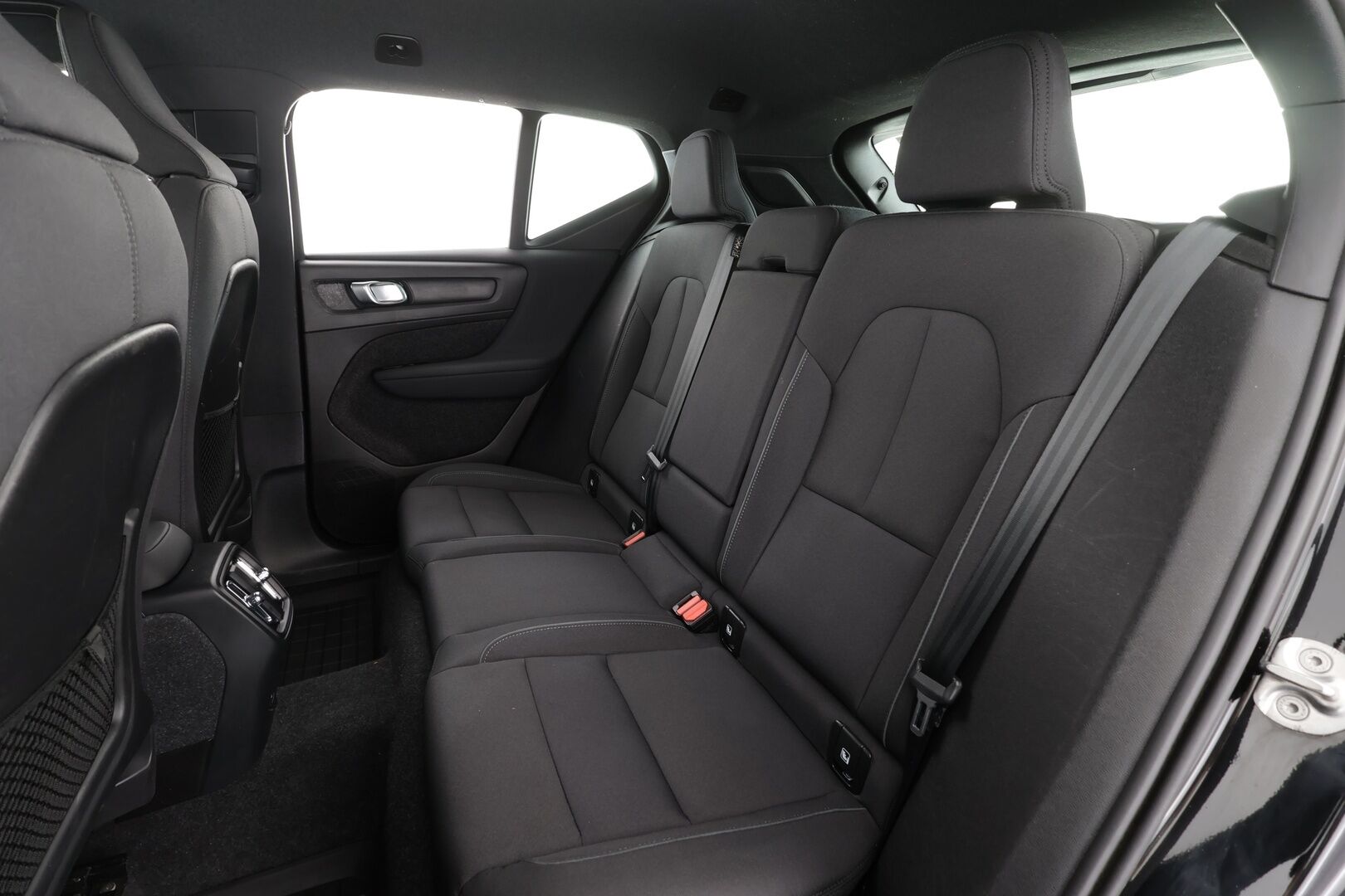 Volvo XC40 2023 Recharge Twin Business Plus aut * Koukku / ILP / ACC / LED / P.Kamera / Sportpenkki Muistilla /  Navi / Keyless * - 2x Latauskaapelit / Merkkihuollettu!