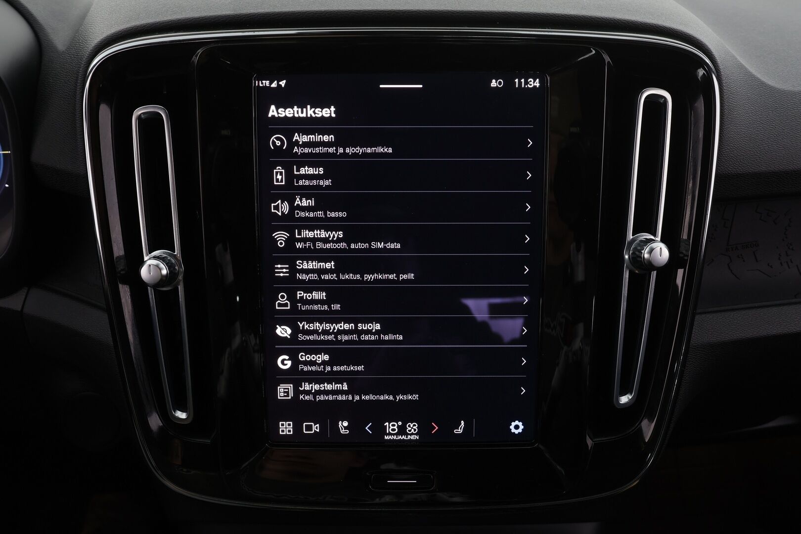 Volvo XC40 2023 Recharge Twin Business Plus aut * Koukku / ILP / ACC / LED / P.Kamera / Sportpenkki Muistilla /  Navi / Keyless * - 2x Latauskaapelit / Merkkihuollettu!