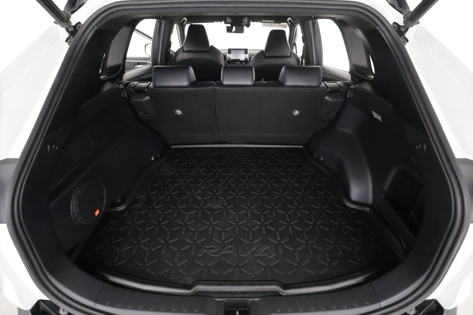 TOYOTA RAV4 2019 2.5 Hybrid Style * ACC / P.kamera / LED / Navi / Sähköpenkki / 360° / JBL / Puolinahat / KeylessGo * - Kahdet renkaat aluvanteilla / Merkkihuollettu