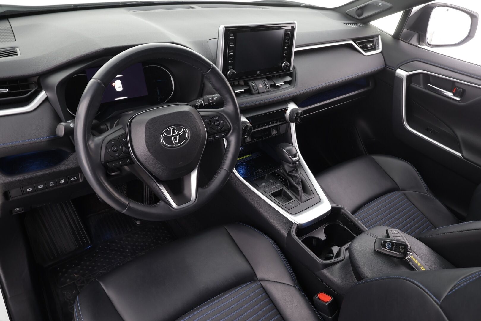 TOYOTA RAV4 2019 2.5 Hybrid Style * ACC / P.kamera / LED / Navi / Sähköpenkki / 360° / JBL / Puolinahat / KeylessGo * - Kahdet renkaat aluvanteilla / Merkkihuollettu