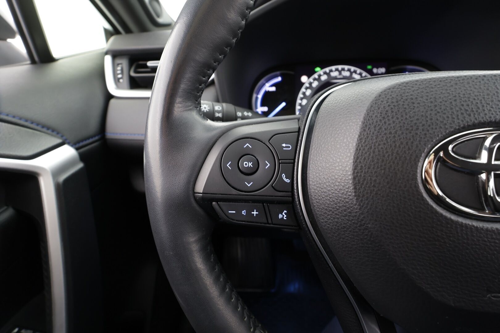 TOYOTA RAV4 2019 2.5 Hybrid Style * ACC / P.kamera / LED / Navi / Sähköpenkki / 360° / JBL / Puolinahat / KeylessGo * - Kahdet renkaat aluvanteilla / Merkkihuollettu - Osta nyt, maksa vasta ensi vuonna