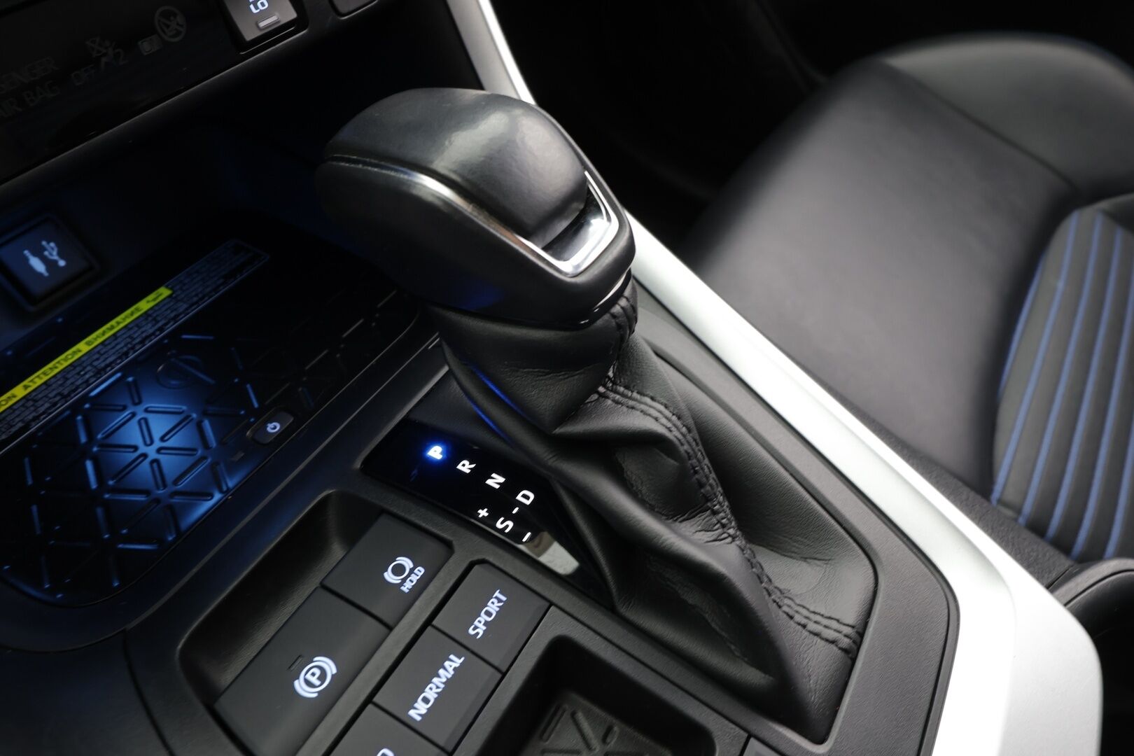 TOYOTA RAV4 2019 2.5 Hybrid Style * ACC / P.kamera / LED / Navi / Sähköpenkki / 360° / JBL / Puolinahat / KeylessGo * - Kahdet renkaat aluvanteilla / Merkkihuollettu