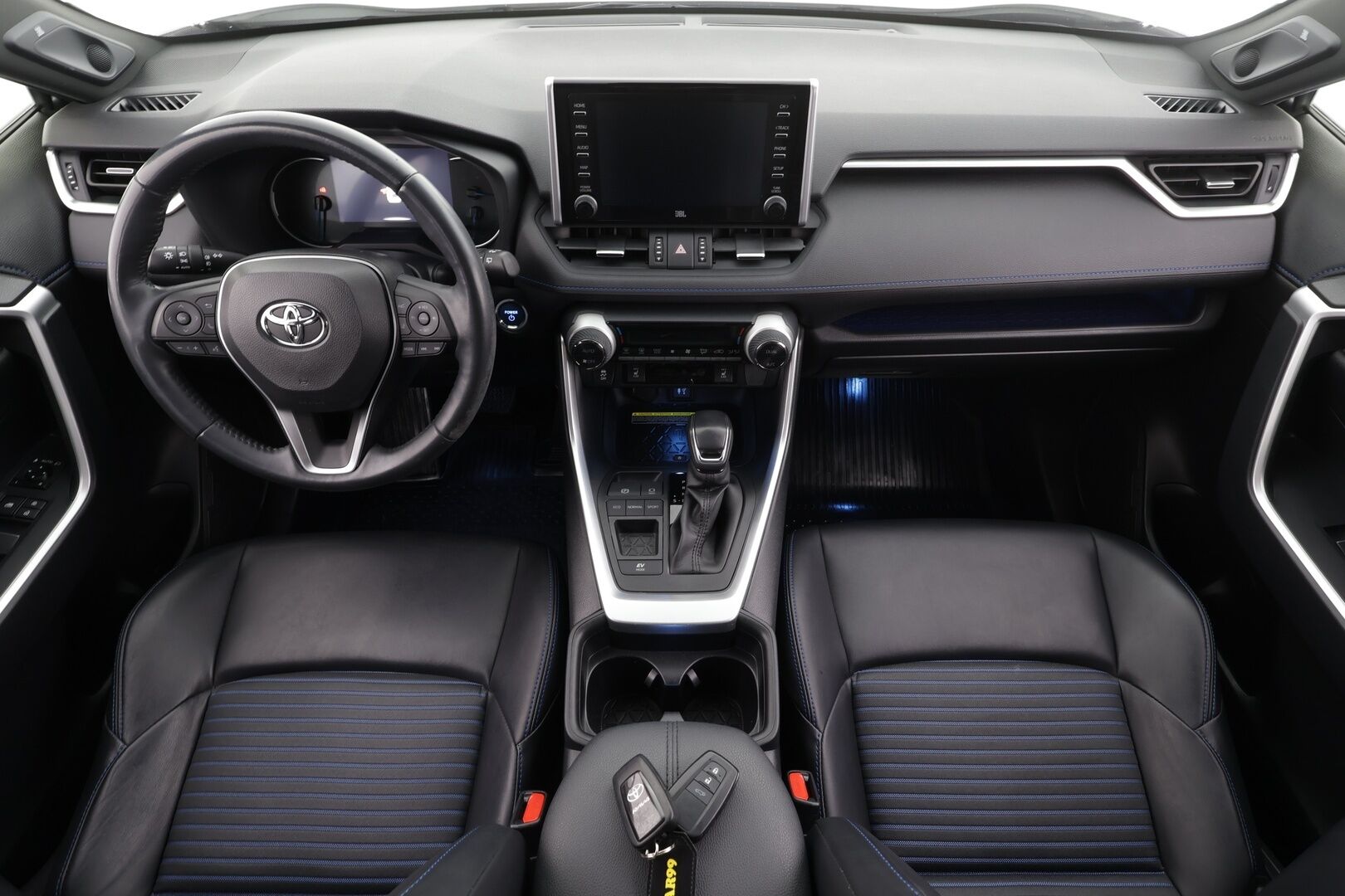 TOYOTA RAV4 2019 2.5 Hybrid Style * ACC / P.kamera / LED / Navi / Sähköpenkki / 360° / JBL / Puolinahat / KeylessGo * - Kahdet renkaat aluvanteilla / Merkkihuollettu - Osta nyt, maksa vasta ensi vuonna