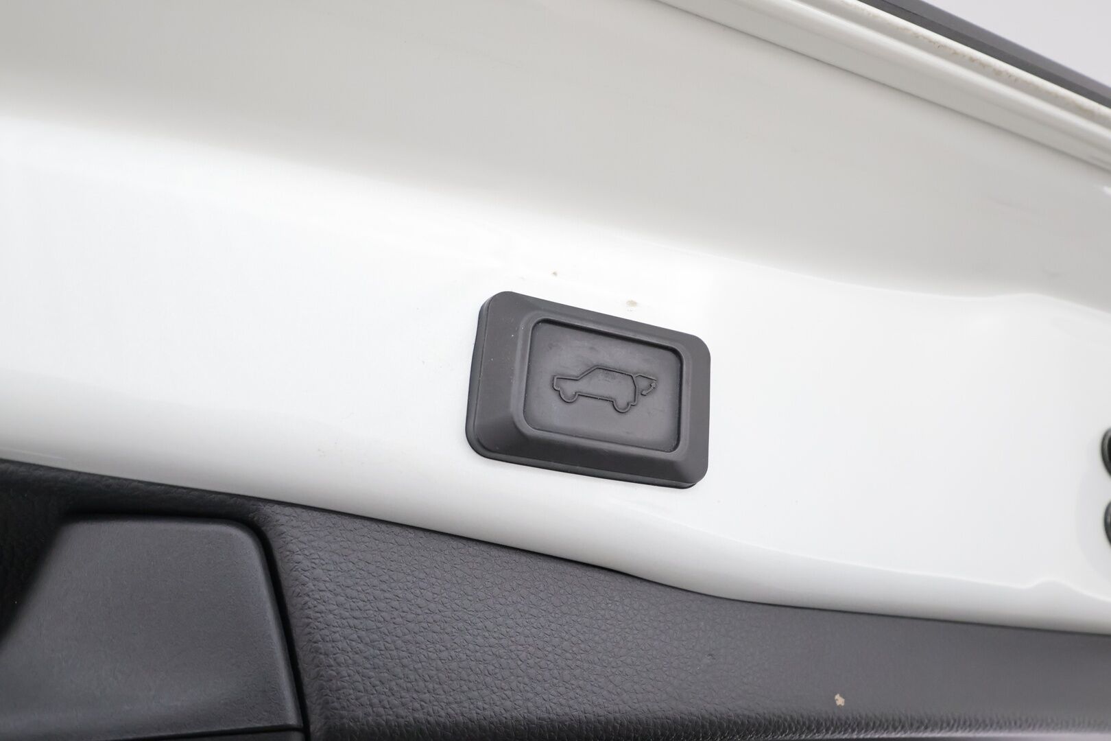 TOYOTA RAV4 2019 2.5 Hybrid Style * ACC / P.kamera / LED / Navi / Sähköpenkki / 360° / JBL / Puolinahat / KeylessGo * - Kahdet renkaat aluvanteilla / Merkkihuollettu - Osta nyt, maksa vasta ensi vuonna