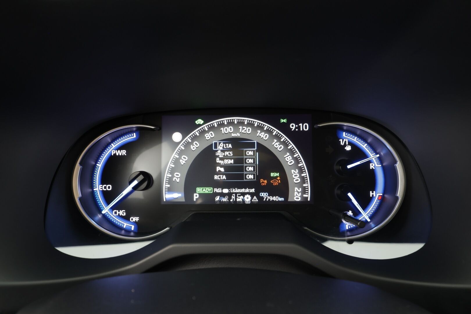 TOYOTA RAV4 2019 2.5 Hybrid Style * ACC / P.kamera / LED / Navi / Sähköpenkki / 360° / JBL / Puolinahat / KeylessGo * - Kahdet renkaat aluvanteilla / Merkkihuollettu - Osta nyt, maksa vasta ensi vuonna