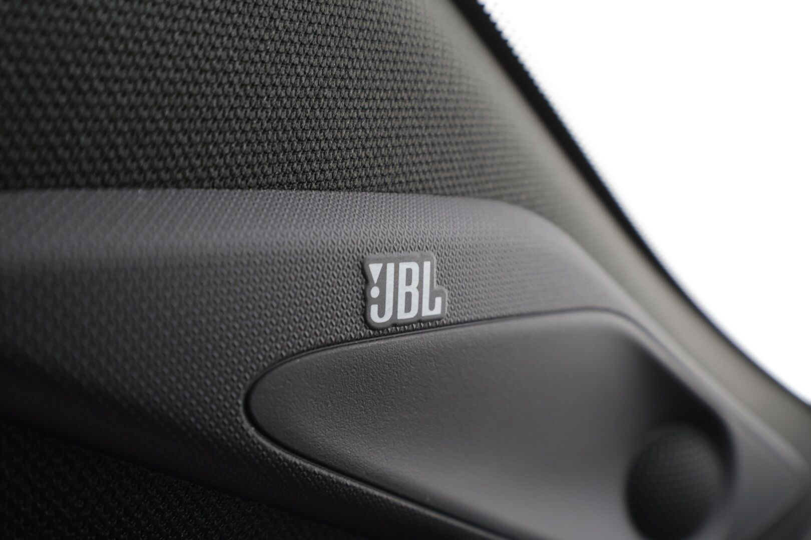 TOYOTA RAV4 2019 2.5 Hybrid Style * ACC / P.kamera / LED / Navi / Sähköpenkki / 360° / JBL / Puolinahat / KeylessGo * - Kahdet renkaat aluvanteilla / Merkkihuollettu - Osta nyt, maksa vasta ensi vuonna