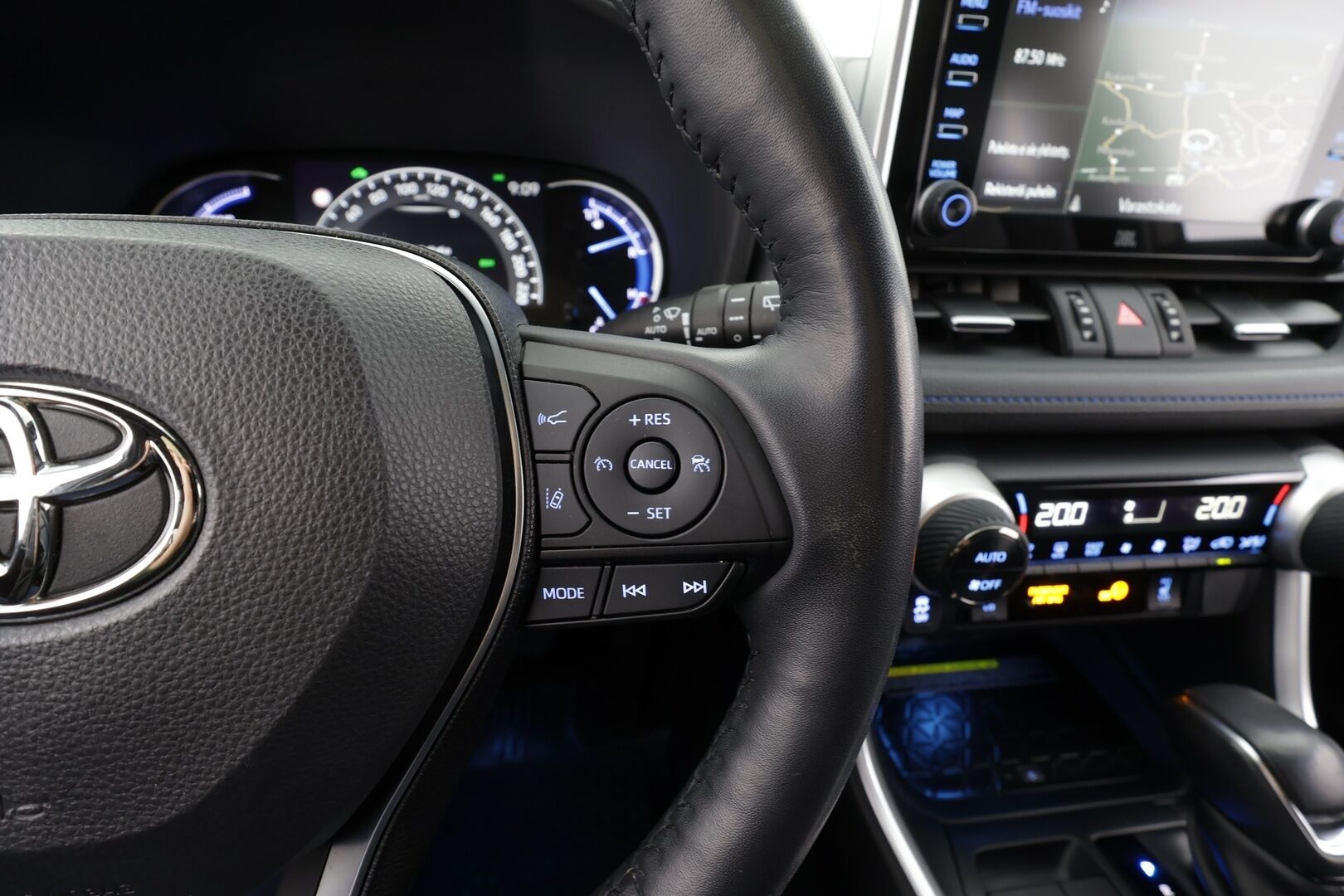 TOYOTA RAV4 2019 2.5 Hybrid Style * ACC / P.kamera / LED / Navi / Sähköpenkki / 360° / JBL / Puolinahat / KeylessGo * - Kahdet renkaat aluvanteilla / Merkkihuollettu