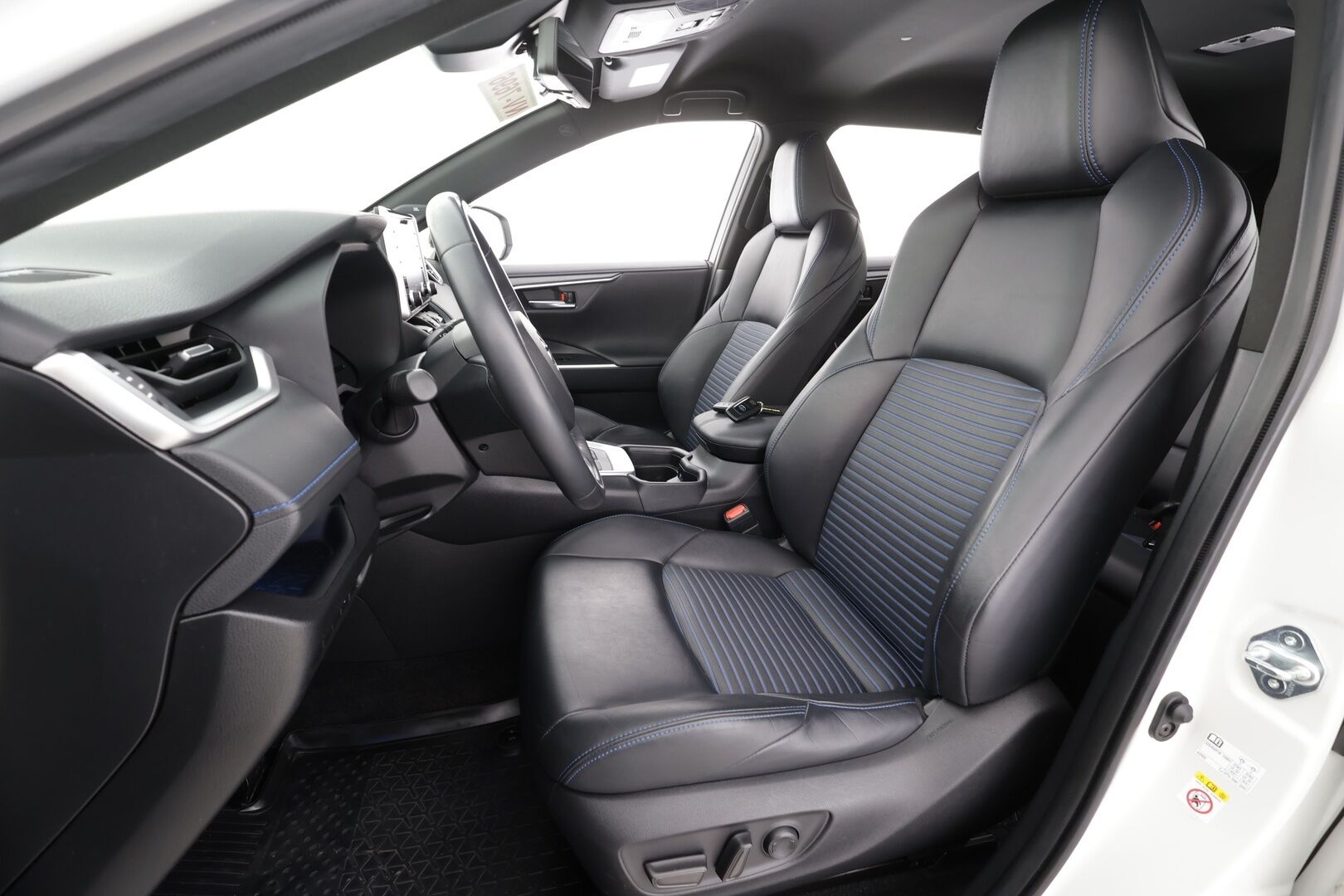 TOYOTA RAV4 2019 2.5 Hybrid Style * ACC / P.kamera / LED / Navi / Sähköpenkki / 360° / JBL / Puolinahat / KeylessGo * - Kahdet renkaat aluvanteilla / Merkkihuollettu