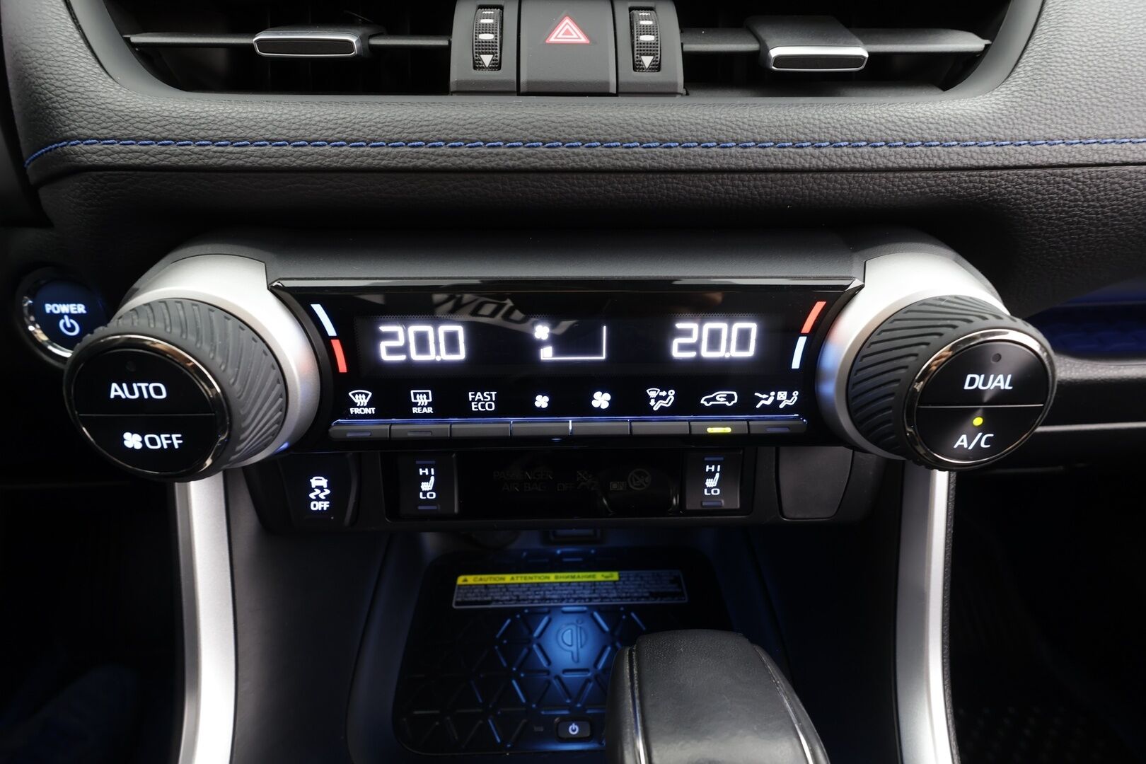 TOYOTA RAV4 2019 2.5 Hybrid Style * ACC / P.kamera / LED / Navi / Sähköpenkki / 360° / JBL / Puolinahat / KeylessGo * - Kahdet renkaat aluvanteilla / Merkkihuollettu