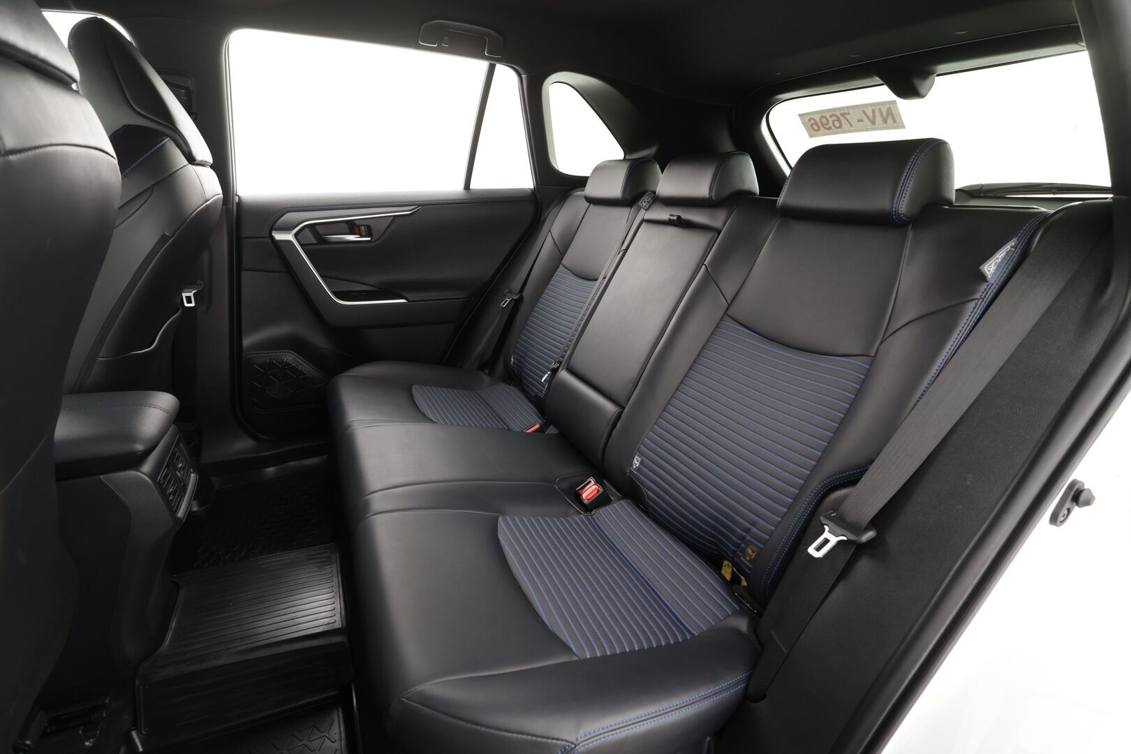 TOYOTA RAV4 2019 2.5 Hybrid Style * ACC / P.kamera / LED / Navi / Sähköpenkki / 360° / JBL / Puolinahat / KeylessGo * - Kahdet renkaat aluvanteilla / Merkkihuollettu - Osta nyt, maksa vasta ensi vuonna