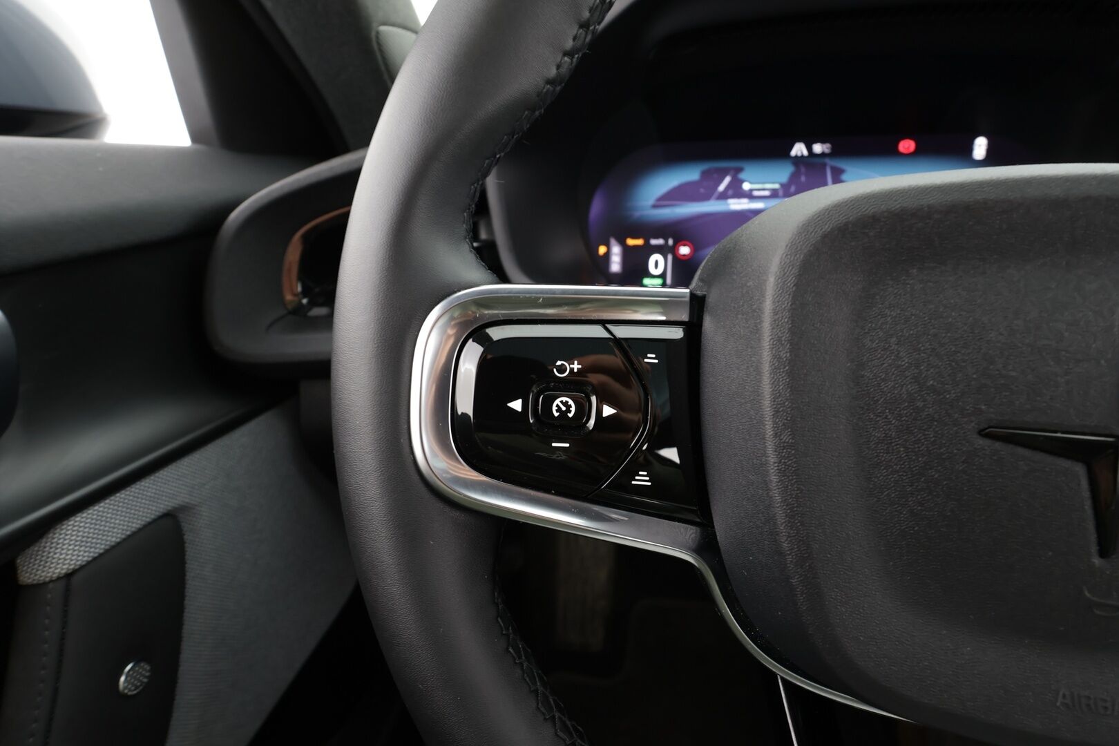 POLESTAR 2 2023 Single Motor 68 kWh Pilot Lite,Plus * ACC / ILP / H&K / 360° / Muistipenkki / Lasikatto / LED / Navi / Koukku * - Akku kuntotarkastettu SoH 97,6% - Osta nyt, maksa vasta ensi vuonna