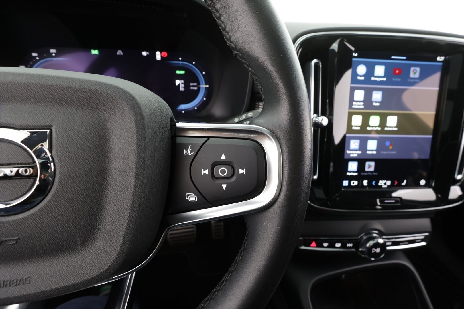 Volvo XC40 2022 Recharge TwinMotor R-Design * ACC / ILP / 360° / Muistipenkki / H&K / Panorama / Full LED / Navi / Facelift * - Akku kuntotarkastettu SoH 94,9% - Osta nyt, maksa vasta ensi vuonna