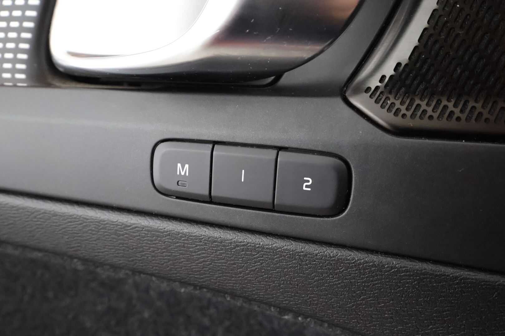 Volvo XC40 2022 Recharge TwinMotor R-Design * ACC / ILP / 360° / Muistipenkki / H&K / Panorama / Full LED / Navi / Facelift * - Akku kuntotarkastettu SoH 94,9% - Osta nyt, maksa vasta ensi vuonna