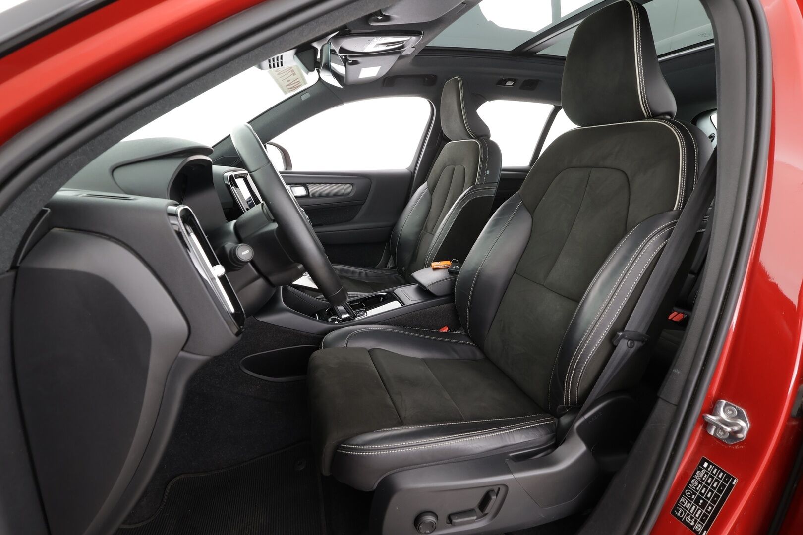 Volvo XC40 2022 Recharge TwinMotor R-Design * ACC / ILP / 360° / Muistipenkki / H&K / Panorama / Full LED / Navi / Facelift * - Akku kuntotarkastettu SoH 94,9% - Osta nyt, maksa vasta ensi vuonna