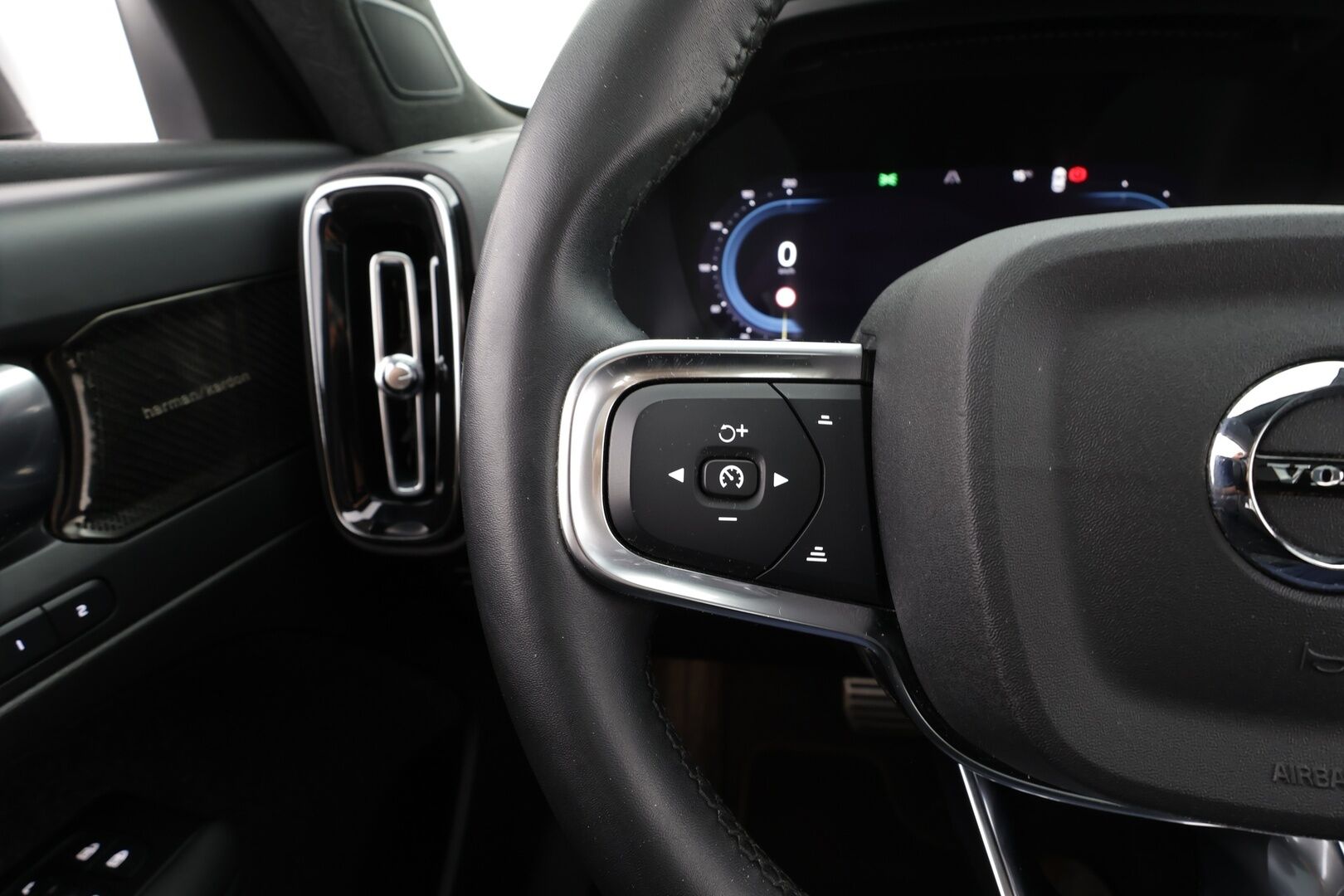 Volvo XC40 2022 Recharge TwinMotor R-Design * ACC / ILP / 360° / Muistipenkki / H&K / Panorama / Full LED / Navi / Facelift * - SoH 94,9% / Molemmat laturit / Siistikuntoinen