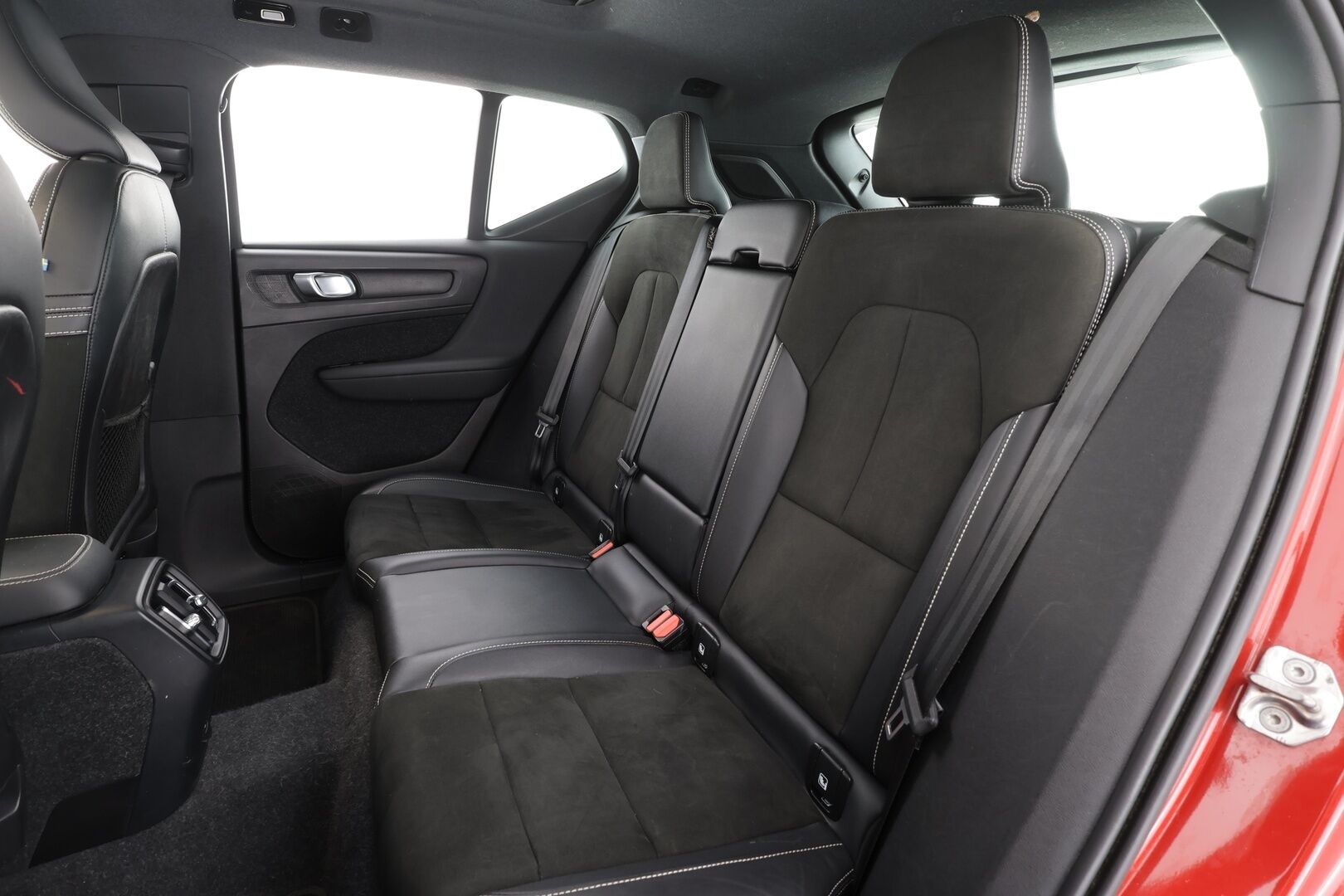 Volvo XC40 2022 Recharge TwinMotor R-Design * ACC / ILP / 360° / Muistipenkki / H&K / Panorama / Full LED / Navi / Facelift * - Akku kuntotarkastettu SoH 94,9% - Osta nyt, maksa vasta ensi vuonna