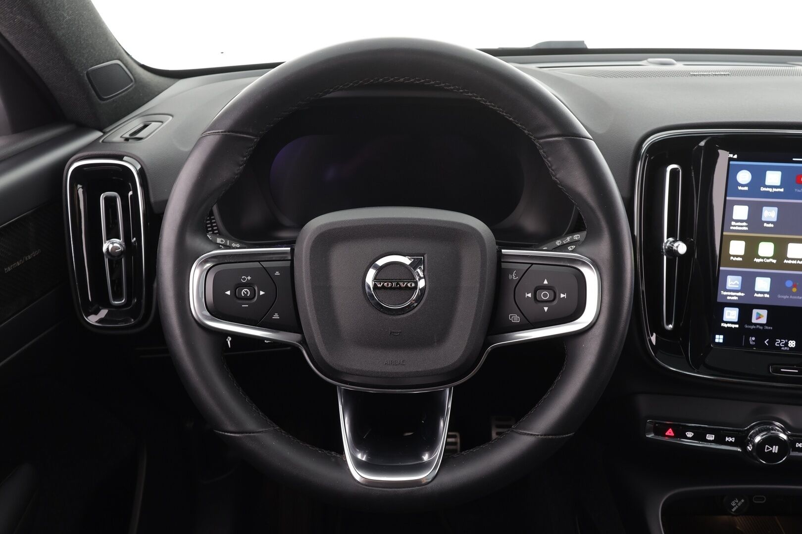 Volvo XC40 2022 Recharge TwinMotor R-Design * ACC / ILP / 360° / Muistipenkki / H&K / Panorama / Full LED / Navi / Facelift * - SoH 94,9% / Molemmat laturit / Siistikuntoinen