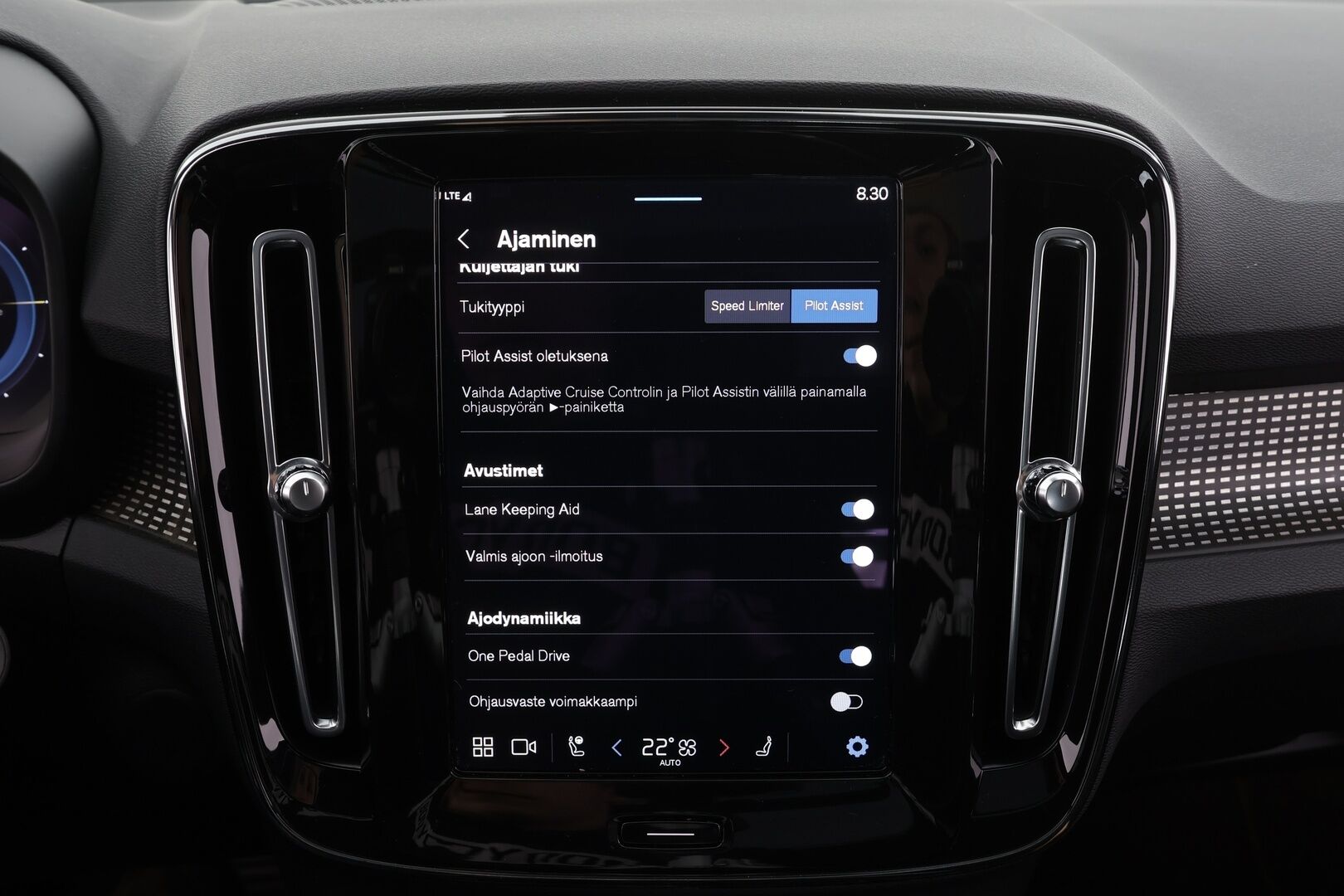 Volvo XC40 2022 Recharge TwinMotor R-Design * ACC / ILP / 360° / Muistipenkki / H&K / Panorama / Full LED / Navi / Facelift * - Akku kuntotarkastettu SoH 94,9% - Osta nyt, maksa vasta ensi vuonna