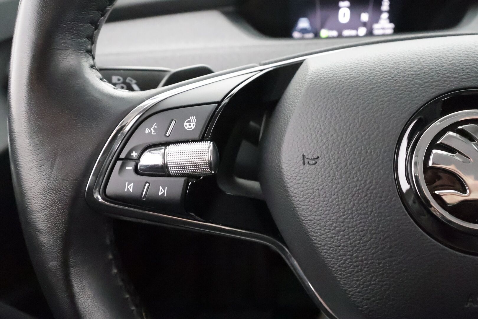 SKODA ENYAQ 2022 80x 4x4 iV * ILP / ACC / Matrix-LED / P.kamera / Navi / Kaistavahti / Digimittaristo / Ambient-valot * - Akku kuntotarkastettu / Merkkihuollettu! / Vetokoukullinen!