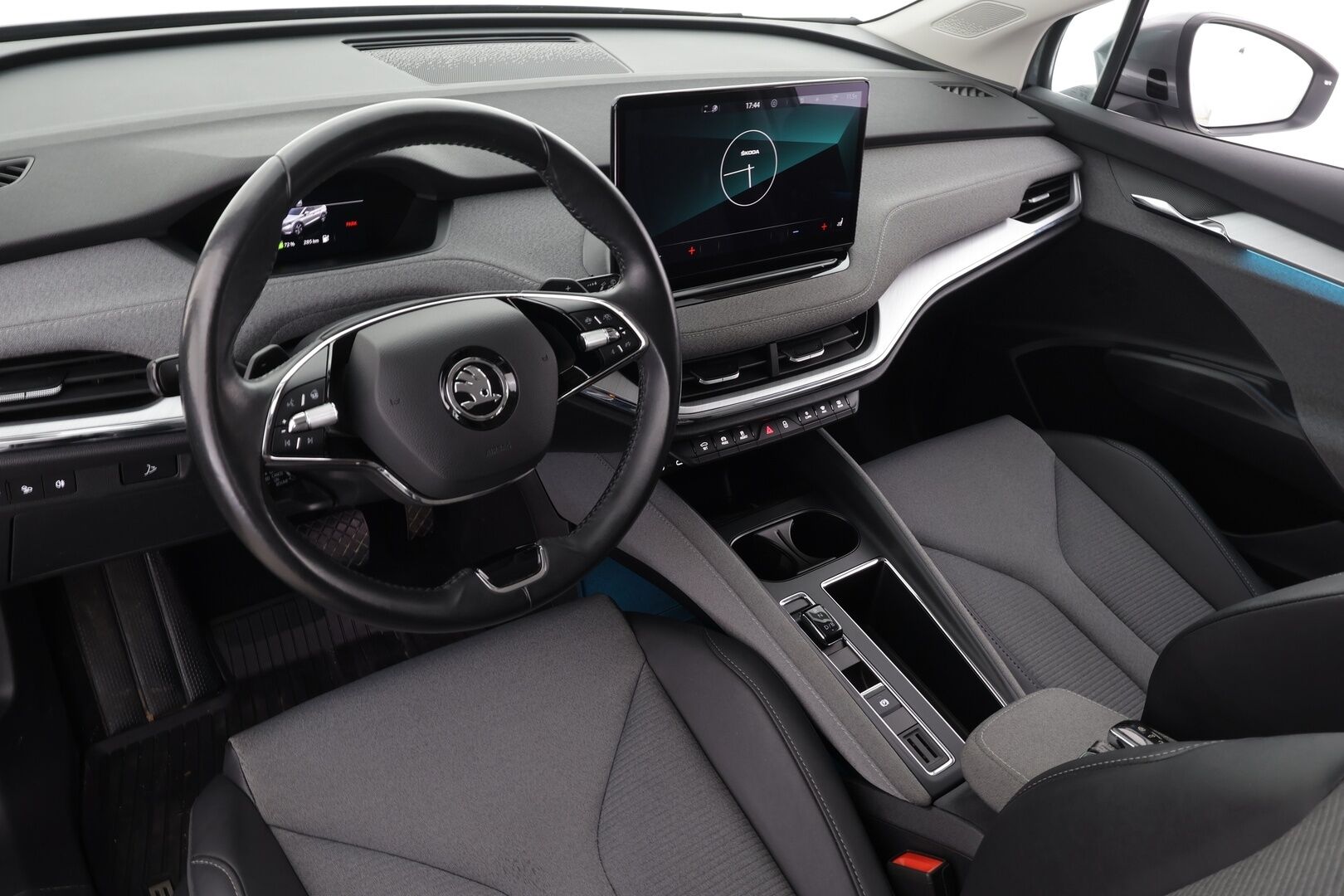 SKODA ENYAQ 2022 80x 4x4 iV * ILP / Koukku /  ACC / Matrix-LED / P.kamera / Navi / Kaistavahti / Digimittaristo / Ambient-valot * - Merkkihuollot