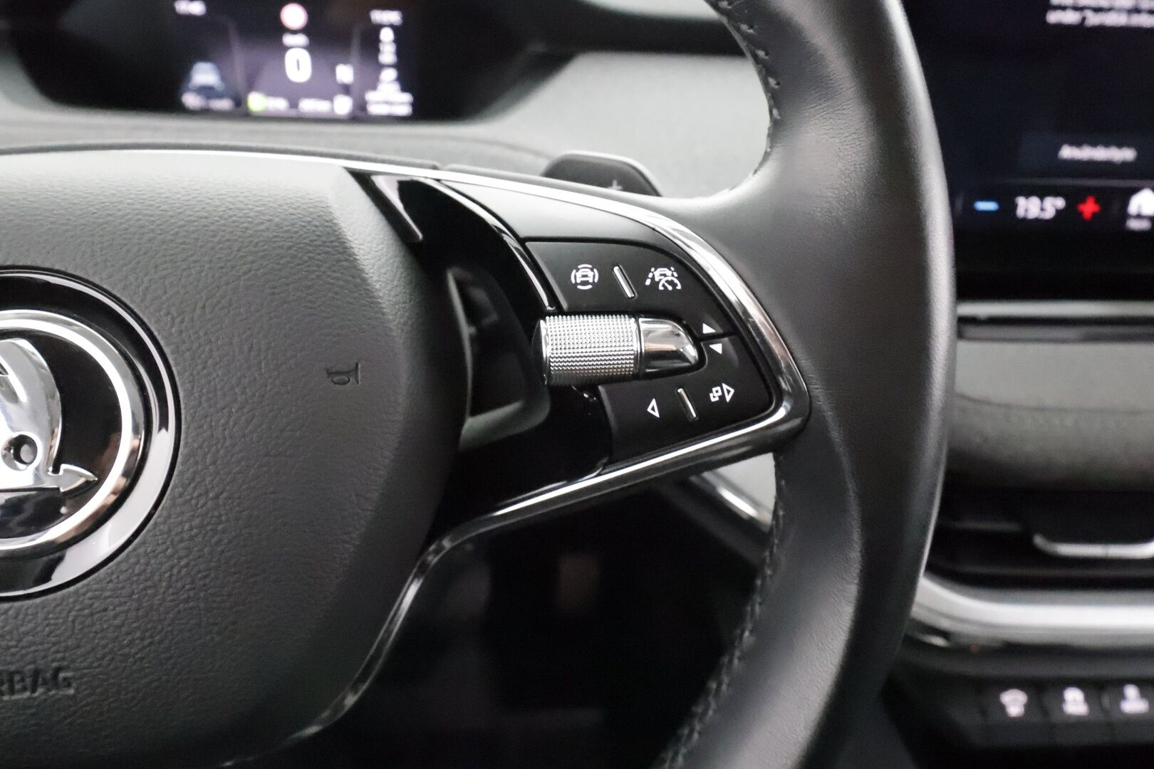 SKODA ENYAQ 2022 80x 4x4 iV * ILP / Koukku /  ACC / Matrix-LED / P.kamera / Navi / Kaistavahti / Digimittaristo / Ambient-valot * - Merkkihuollot