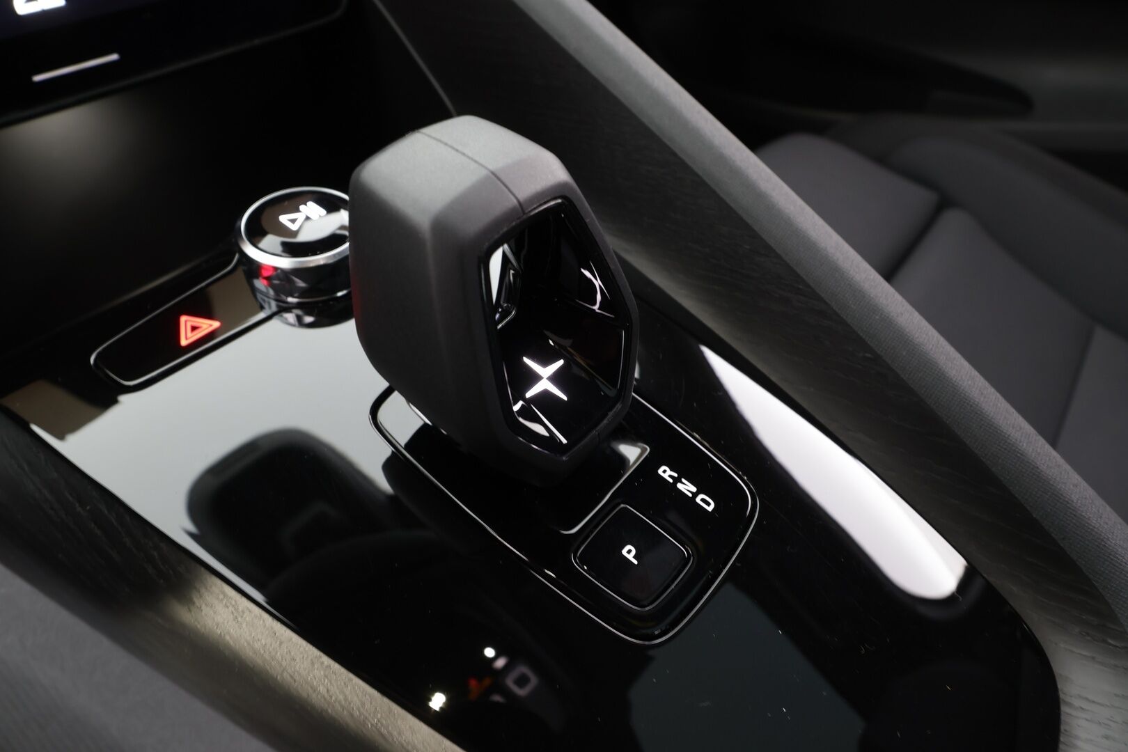 POLESTAR 2 2023 Single Motor 68 kWh Pilot Lite, Plus * ACC / 360° / H&K / ILP / Muistipenkki / Lasikatto / LED / Navi / Koukku * - Merkkihuollettu - Osta nyt, maksa vasta ensi vuonna