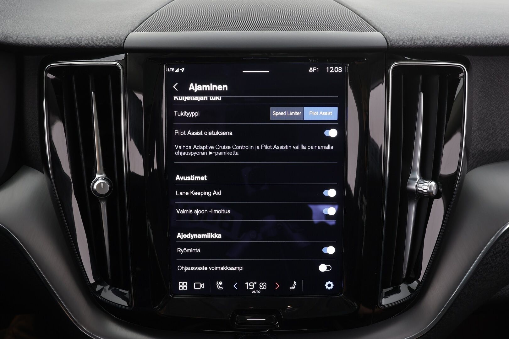 Volvo XC60 2023 T6 AWD Long Range Core aut * Webasto / Koukku / Panorama / ACC / LED / P.kamera / Navi / Kaistavahti / Keyless * - Kahdet renkaat - Osta nyt, maksa vasta ensi vuonna