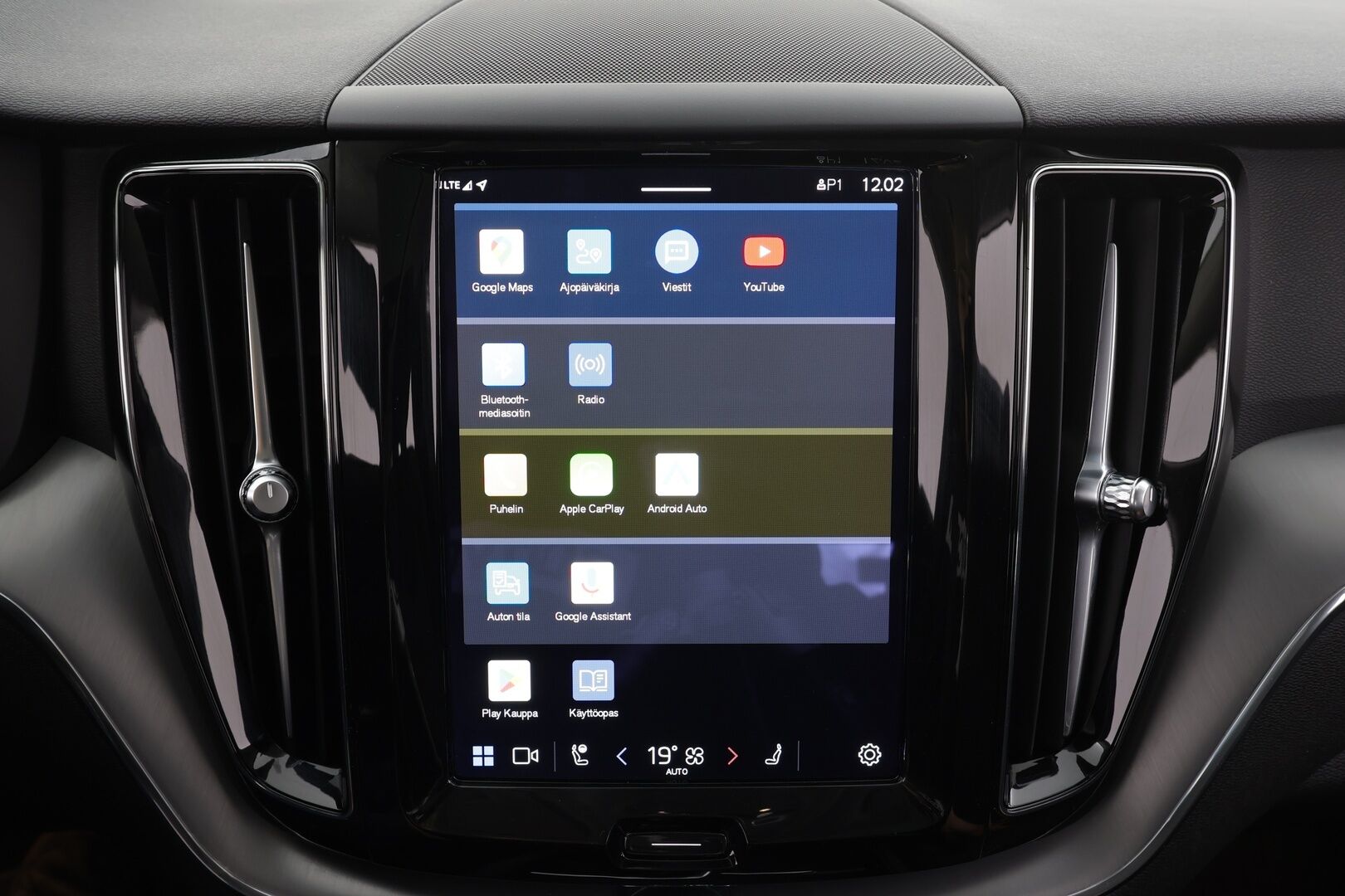 Volvo XC60 2023 T6 AWD Long Range Core aut * Webasto / Koukku / Panorama / ACC / LED / P.kamera / Navi / Kaistavahti / Keyless * - Kahdet renkaat - Osta nyt, maksa vasta ensi vuonna