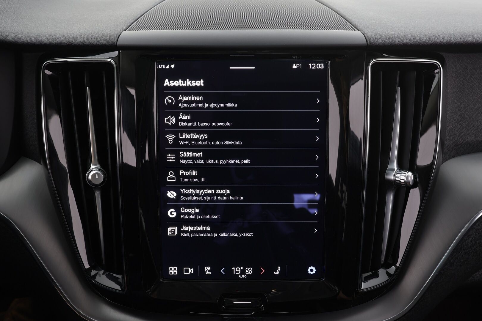 Volvo XC60 2023 T6 AWD Long Range Core aut * Webasto / Koukku / Panorama / ACC / LED / P.kamera / Navi / Kaistavahti / Keyless * - Kahdet renkaat - Osta nyt, maksa vasta ensi vuonna