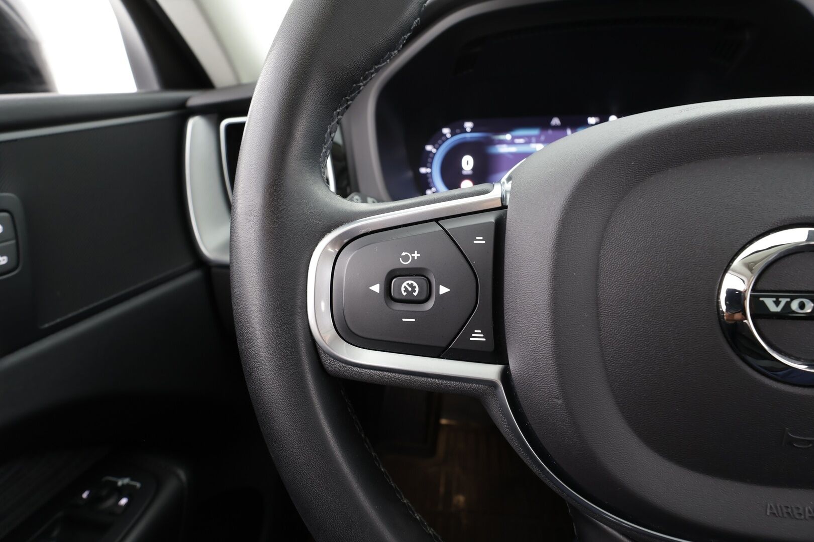 Volvo XC60 2023 T6 AWD Long Range Core aut * Webasto / Koukku / Panorama / ACC / LED / P.kamera / Navi / Kaistavahti / Keyless * - Kahdet renkaat - Osta nyt, maksa vasta ensi vuonna