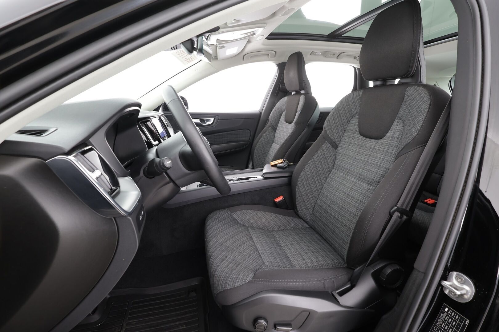 Volvo XC60 2023 T6 AWD Long Range Core aut * Webasto / Koukku / Panorama / ACC / LED / P.kamera / Navi / Kaistavahti / Keyless * - Kahdet renkaat - Osta nyt, maksa vasta ensi vuonna