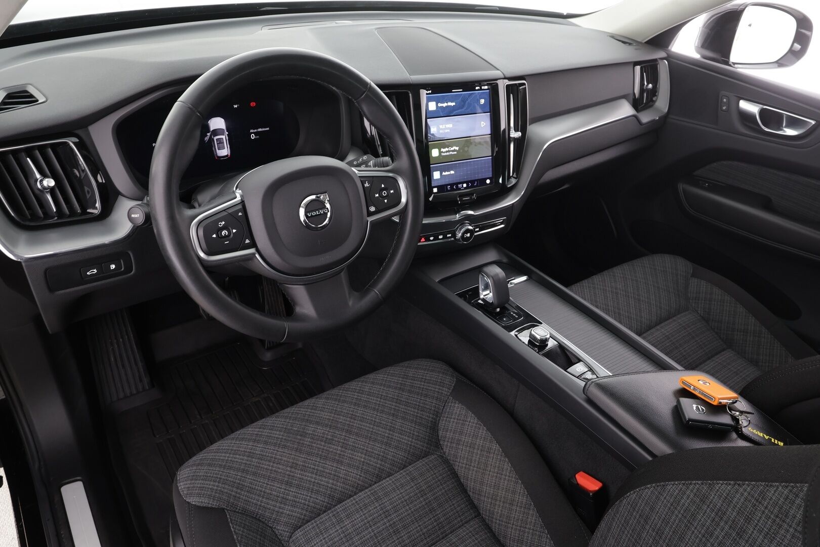 Volvo XC60 2023 T6 AWD Long Range Core aut * Webasto / Koukku / Panorama / ACC / LED / P.kamera / Navi / Kaistavahti / Keyless * - Kahdet renkaat - Osta nyt, maksa vasta ensi vuonna