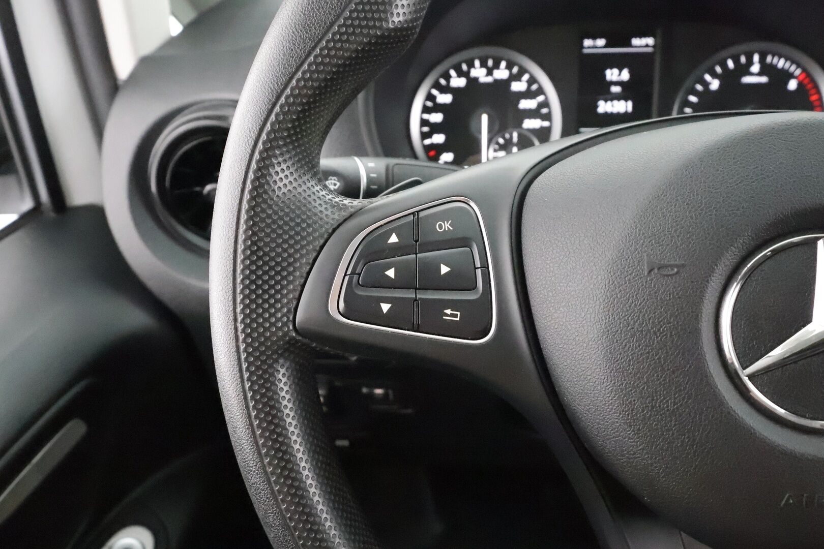 MERCEDES-BENZ VITO 2024 116CDI RWD-3,05/34K tila-autopohja pitkä * Vakkari / Apple&Android / P.Kamera / Bluetooth / Navi / Ilmastointi * - Osta nyt, maksa vasta ensi vuonna