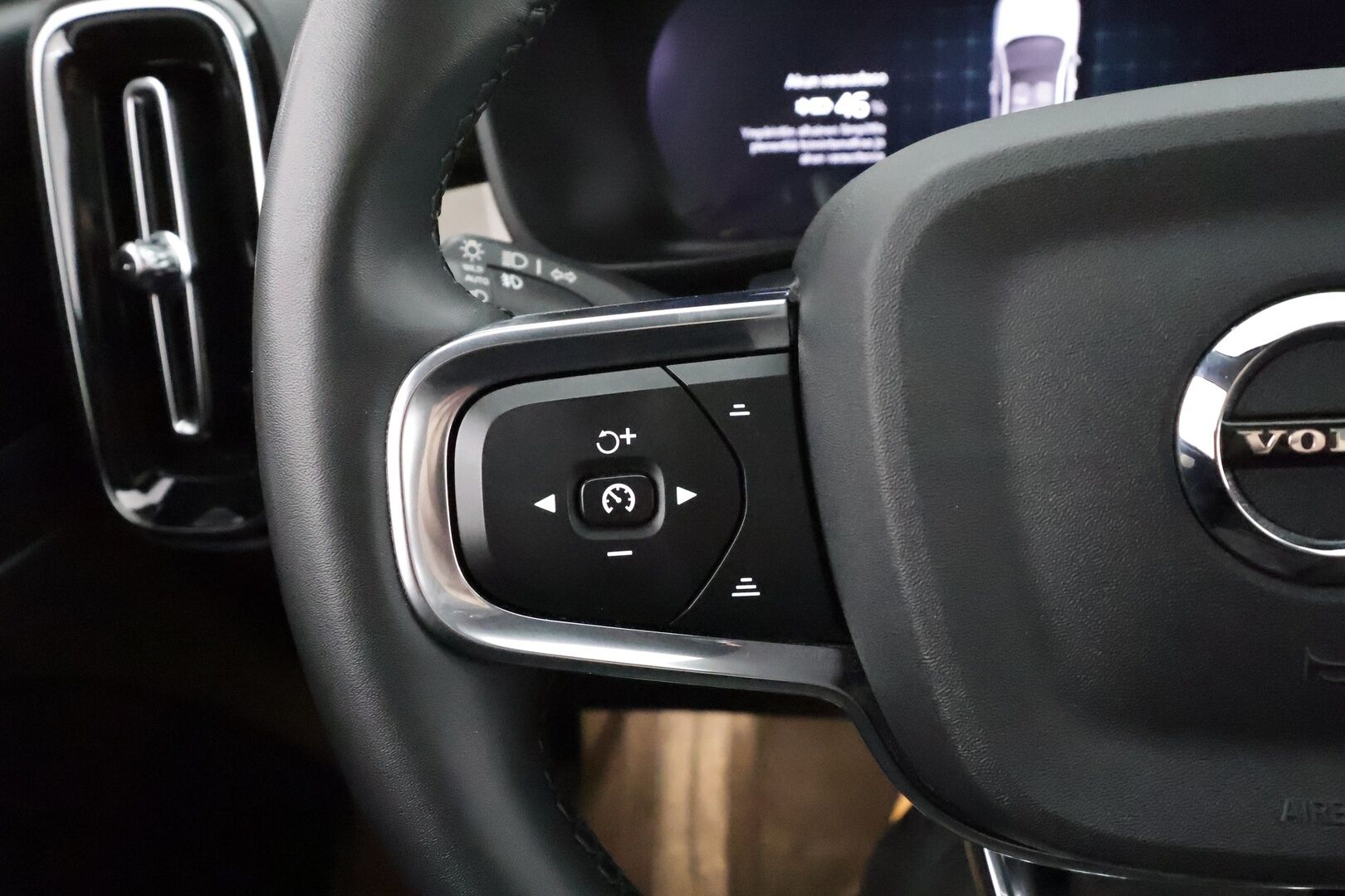 Volvo C40 2022 Recharge Twin Motor  Ultimate Dark * ACC / 360° / ILP / Muistipenkki / Pixel LED / Facelift / Navi / Koukku / Lasikatto / H&K * - Akku kuntotarkastettu / Kahdet renkaat aluvanteilla / Merkkihuollettu - HULLU BLACKWEEK KORKOTARJOUS 2,49%