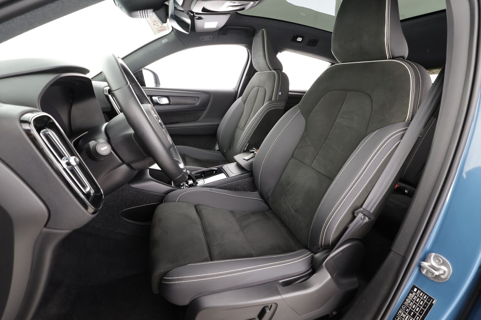 Volvo C40 2022 Recharge Twin Motor  Ultimate Dark * ACC / 360° / ILP / Muistipenkki / Pixel LED / Facelift / Navi / Koukku / Lasikatto / H&K * - Akku kuntotarkastettu / Kahdet renkaat aluvanteilla / Merkkihuollettu - HULLU BLACKWEEK KORKOTARJOUS 2,49%