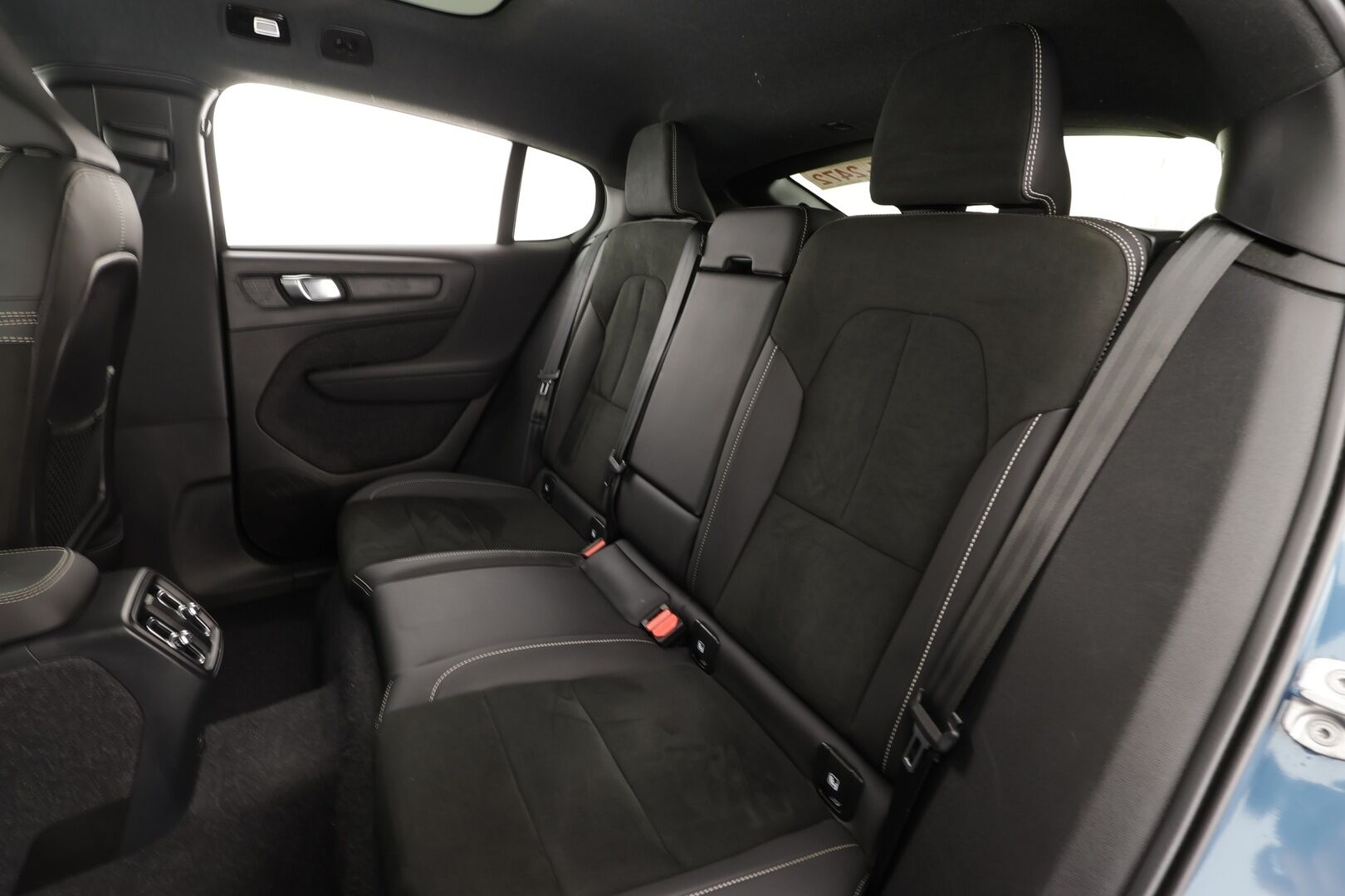 Volvo C40 2022 Recharge Twin Motor  Ultimate Dark * ACC / 360° / ILP / Muistipenkki / Pixel LED / Facelift / Navi / Koukku / Lasikatto / H&K * - Akku kuntotarkastettu / Kahdet renkaat aluvanteilla / Merkkihuollettu - HULLU BLACKWEEK KORKOTARJOUS 2,49%