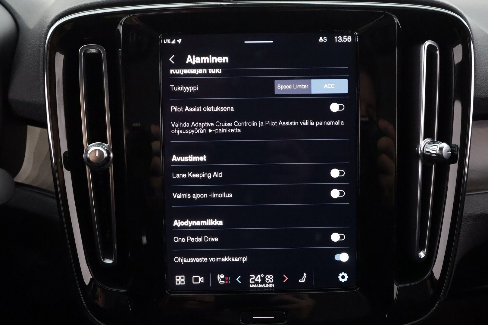 Volvo C40 2022 Recharge Twin Motor  Ultimate Dark * ACC / 360° / ILP / Muistipenkki / Pixel LED / Facelift / Navi / Koukku / Lasikatto / H&K * - Akku kuntotarkastettu / Kahdet renkaat aluvanteilla / Merkkihuollettu - HULLU BLACKWEEK KORKOTARJOUS 2,49%