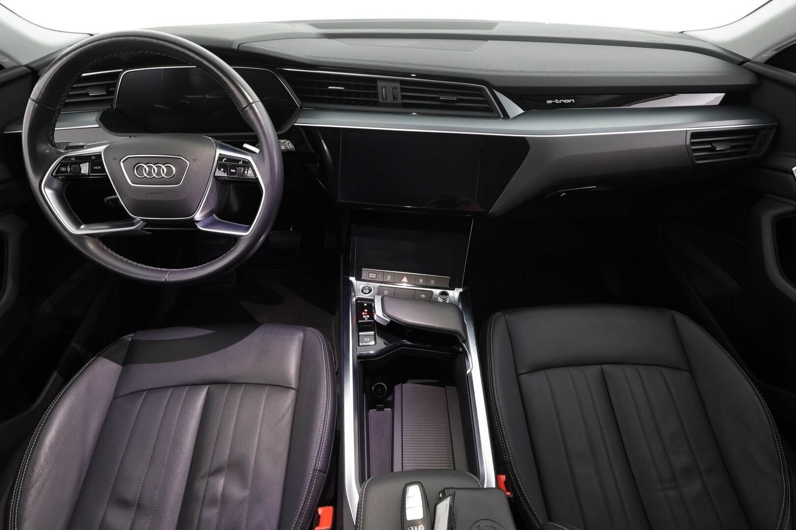 AUDI E-TRON 2022 Advanced 55 quattro * ACC / LED / P.Kamera / Koukku / Muistipenkki / Navi / Kaistavahti / Digimittaristo * - Akku kuntotarkastettu SoH 94,6% / 2x Latauskaapelit / Kahdet renkaat - Osta nyt, maksa vasta ensi vuonna