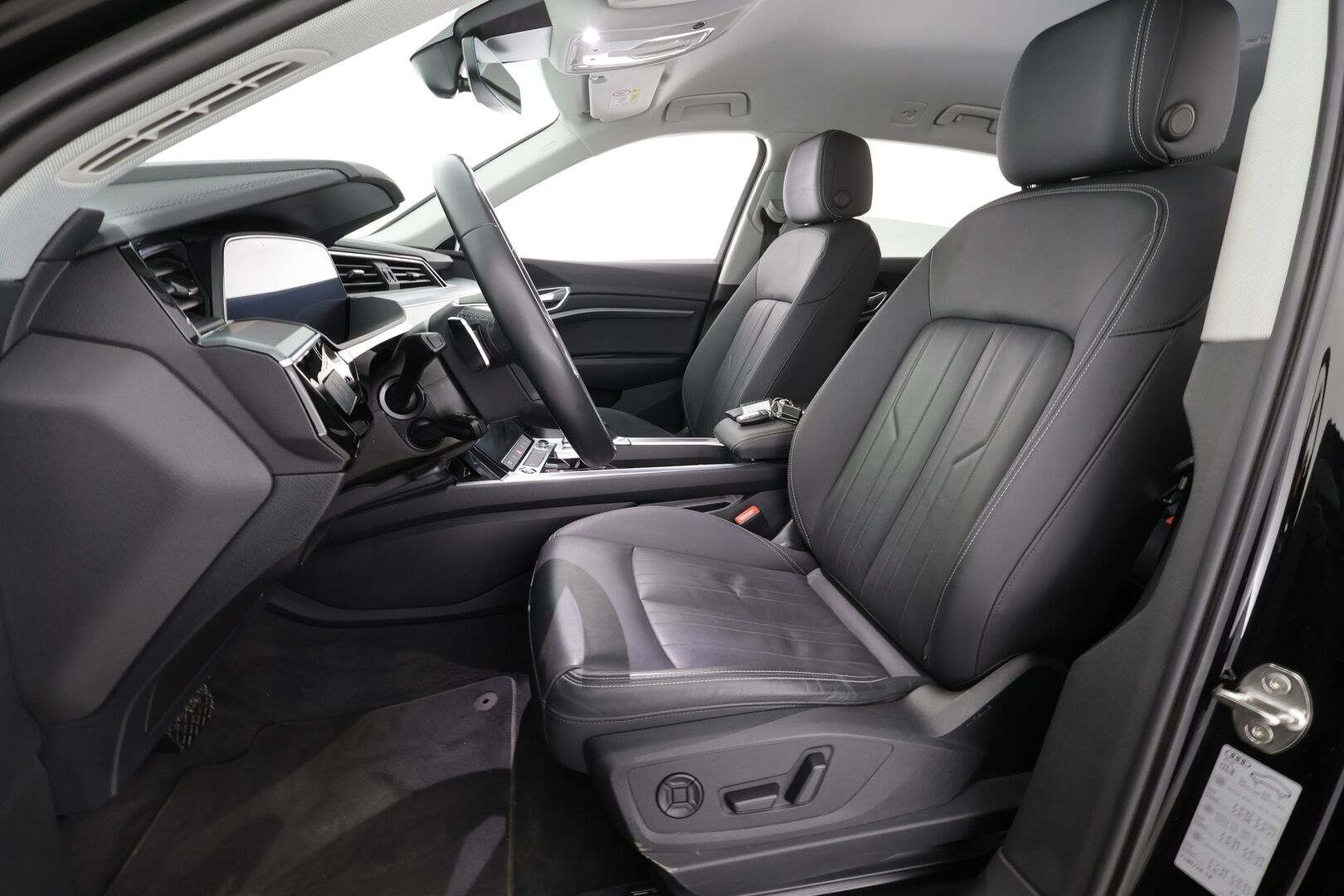 AUDI E-TRON 2022 Advanced 55 quattro * ACC / LED / P.Kamera / Koukku / Muistipenkki / Navi / Kaistavahti / Digimittaristo * - Akku kuntotarkastettu SoH 94,6% / 2x Latauskaapelit / Kahdet renkaat - Osta nyt, maksa vasta ensi vuonna