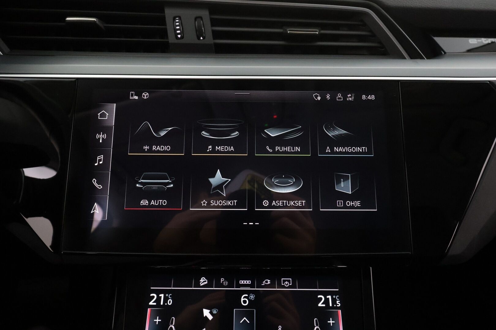 AUDI E-TRON 2022 Advanced 55 quattro * ACC / LED / P.Kamera / Koukku / Muistipenkki / Navi / Kaistavahti / Digimittaristo * - Akku kuntotarkastettu SoH 94,6% / 2x Latauskaapelit / Kahdet renkaat - Osta nyt, maksa vasta ensi vuonna