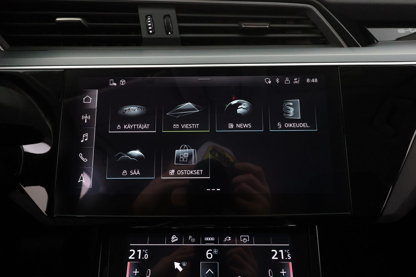 AUDI E-TRON 2022 Advanced 55 quattro * ACC / LED / P.Kamera / Koukku / Muistipenkki / Navi / Kaistavahti / Digimittaristo * - Akku kuntotarkastettu SoH 94,6% / 2x Latauskaapelit / Kahdet renkaat - Osta nyt, maksa vasta ensi vuonna